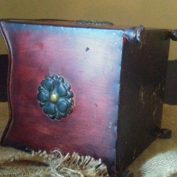 Decor - Picture 2 of 3